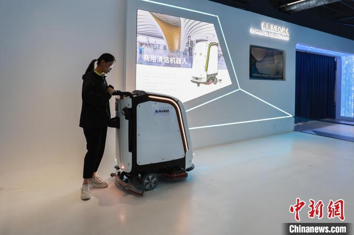 5月16日,在位于河北省邯郸市邯山区的邯郸人工智能教育基地,商用清洁机器人正在工作。 李昊 摄