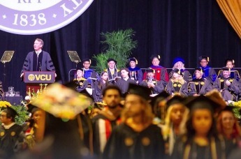 美国弗吉尼亚联邦大学毕业典礼 近百名学生愤然离席 以此表示对巴勒斯坦的支持