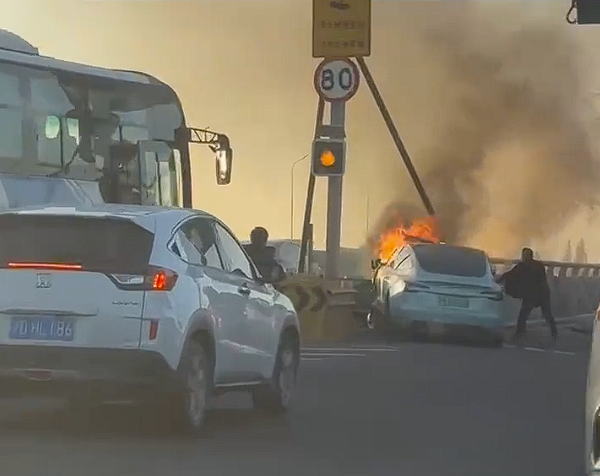 一特斯拉Model 3事故后起火燃烧:路人紧急破窗救援