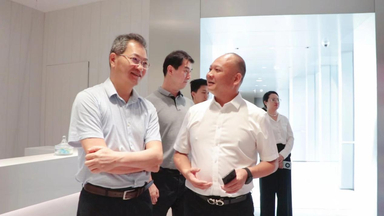 推介会上，乐平镇镇长罗杰成与行业协会、企业代表进行交流洽谈
