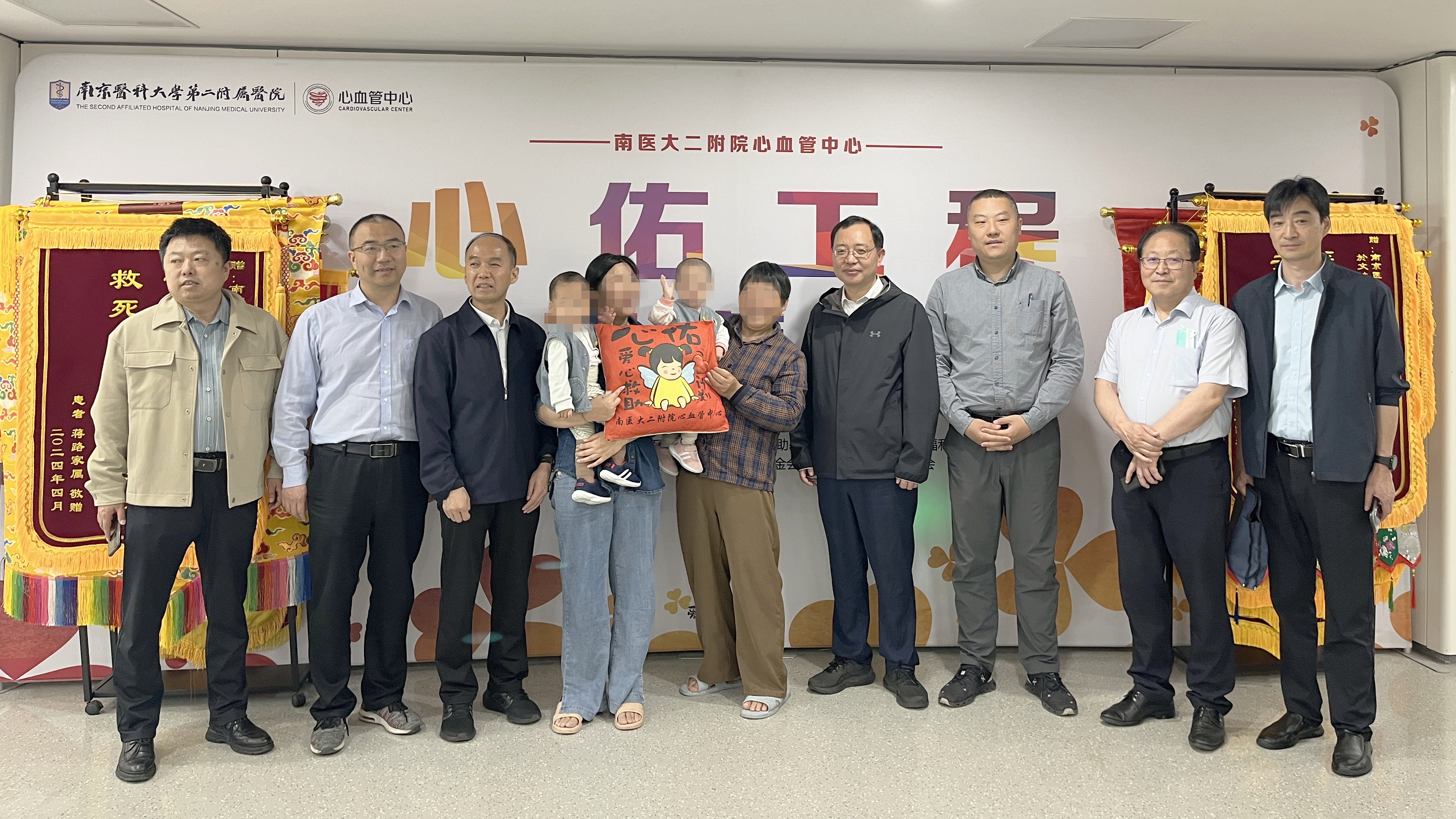 商洛市政府副秘书长、工作组组长蒯旭光一行探望两个孩子