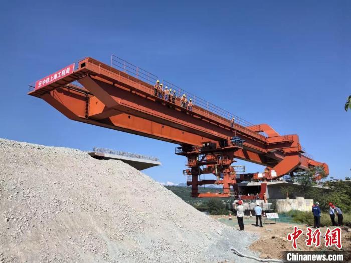 图为西十高铁汤峪河特大桥箱梁架设现场。尚杨摄