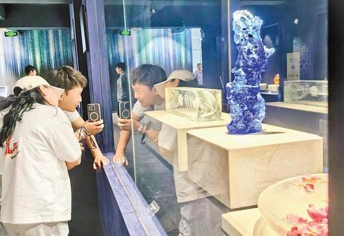 5月12日，游客在秦皇岛市玻璃博物馆参观。 河北日报记者 宋柏松摄
