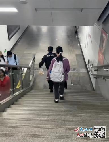 李杰上班途中帮乘客提行李。(视频截图)