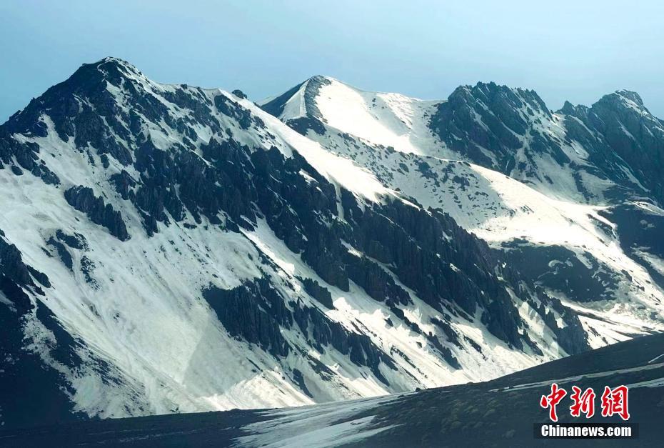 青海岗什卡雪峰白雪皑皑 银光熠熠