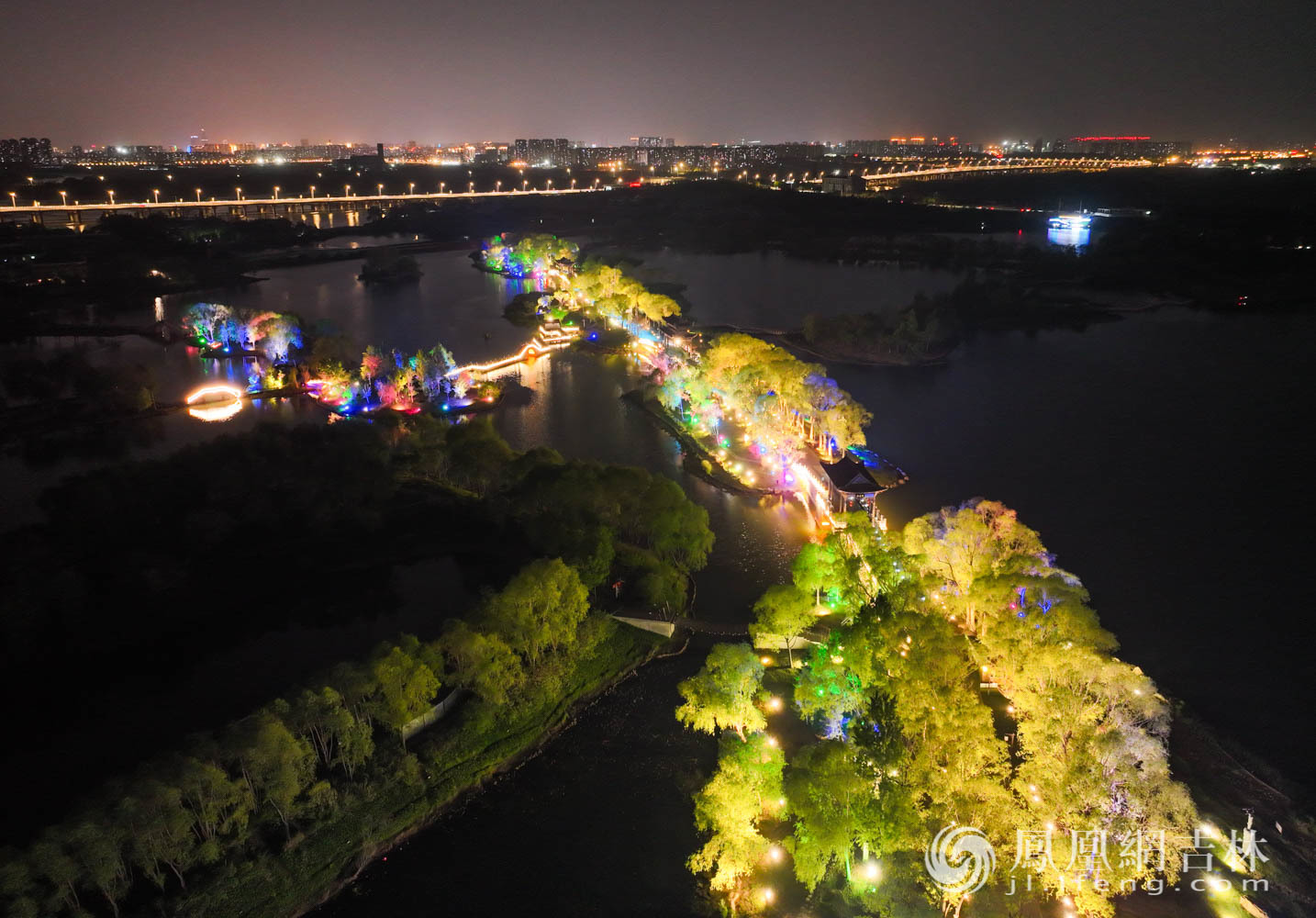 夜色中的北湖公园。