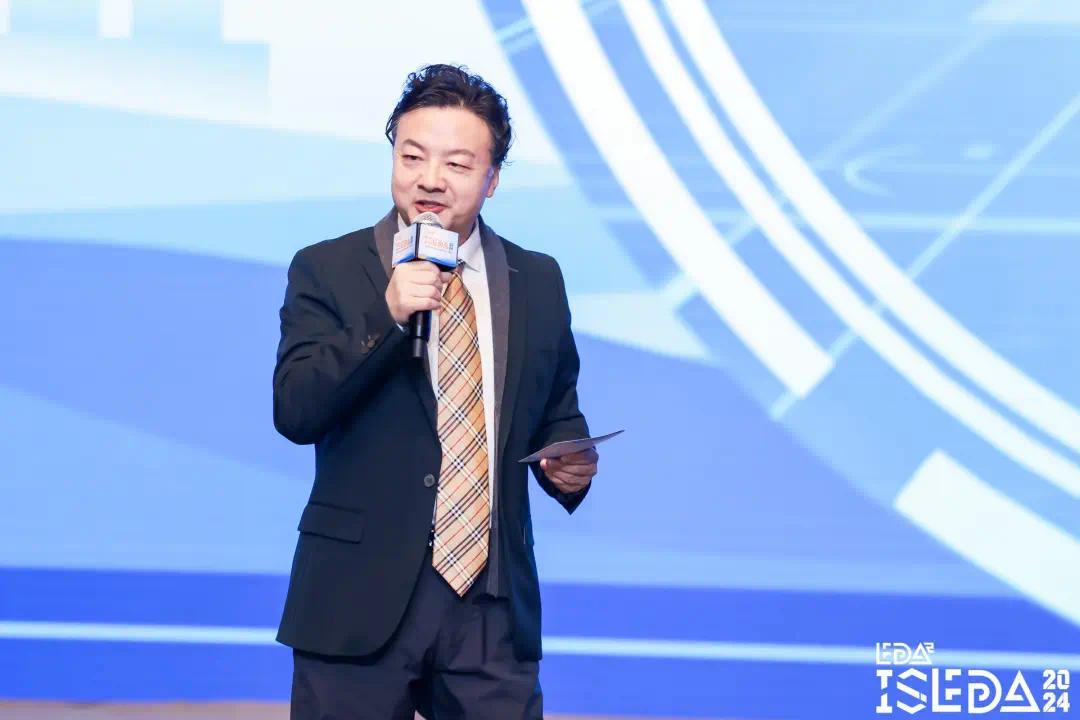 黄宇博士主持大会开幕式