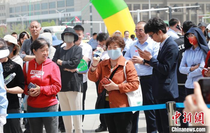 5月11日，烟台市公安局在龙口市嘉元保利广场开展打击和防范经济犯罪集中宣传活动，吸引民众参与。周静 摄