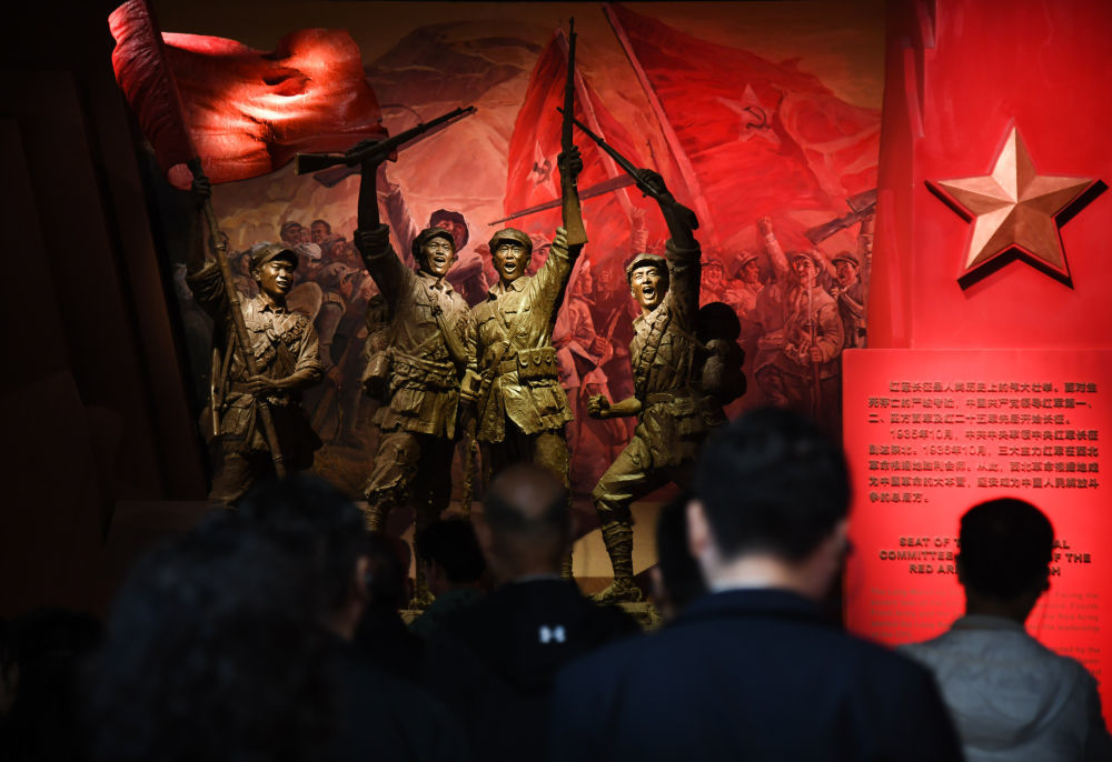 2024年5月9日，游客在陕西延安革命纪念馆参观，学习革命历史，感悟延安精神。