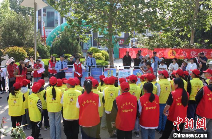 5月12日，烟台市公安局在莱州三联家电门前广场，开展“公益小天使”防范打击经济犯罪专题宣传活动。宗成梅 摄