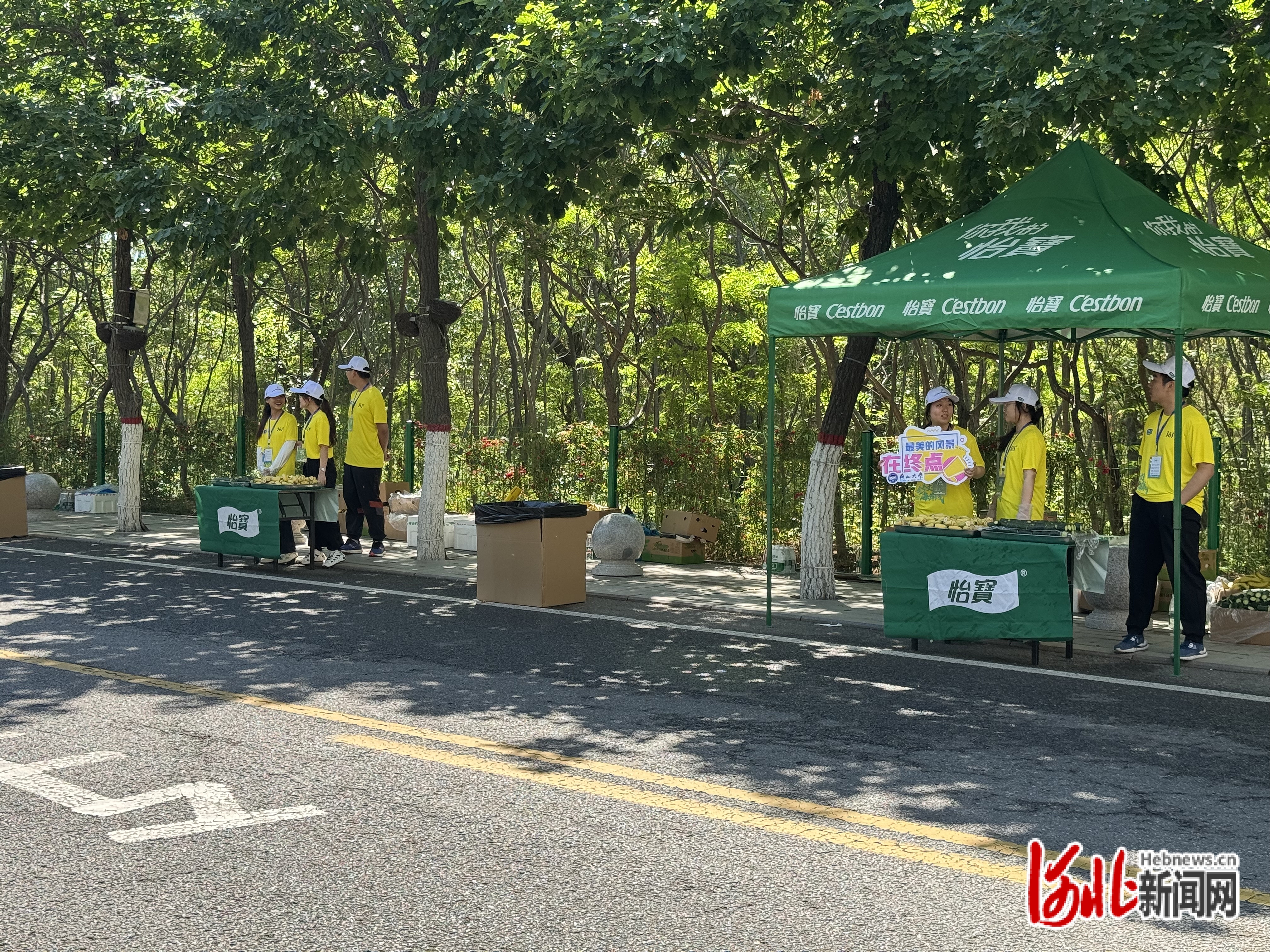 2024秦皇岛马拉松赛道旁的志愿者们。（耿鸿伟/摄）