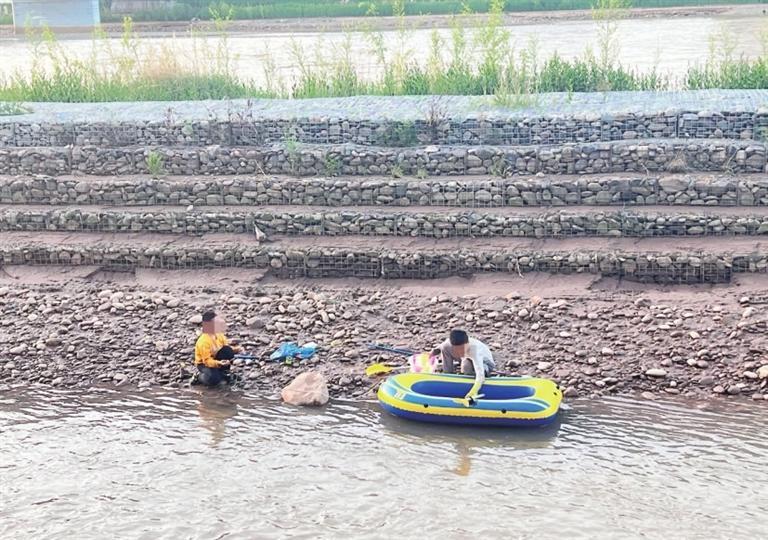 两名孩童在黄河边玩耍