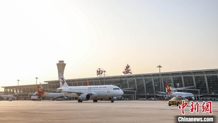 飞机完成全部试飞任务，经引导车引导泊入机位。李宜鹏 摄