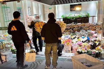 南通车祸中遇难女孩所在殡仪馆摆满鲜花 救援男子送女孩最后一程