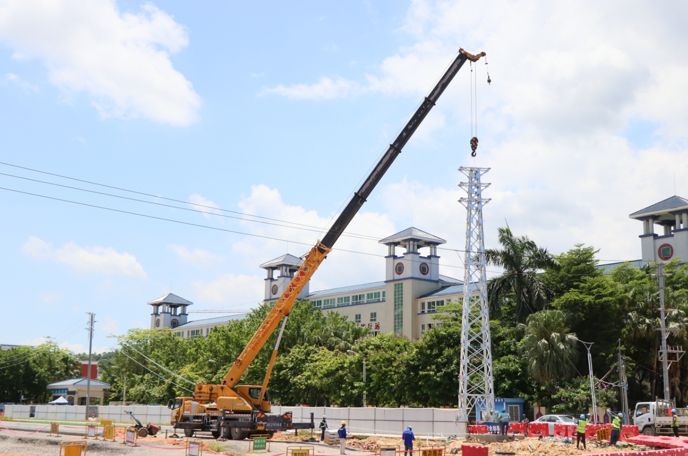 南方电网广东佛山高明供电局开展线路迁改工程,为明阳村乡村振兴建设夯实电力基础。