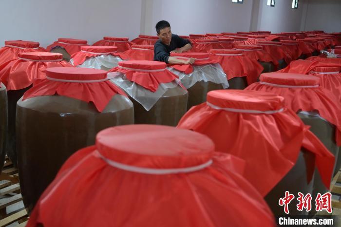 图为5月10日，工作人员在储酒库检查酒缸密封性。九美旦增　摄