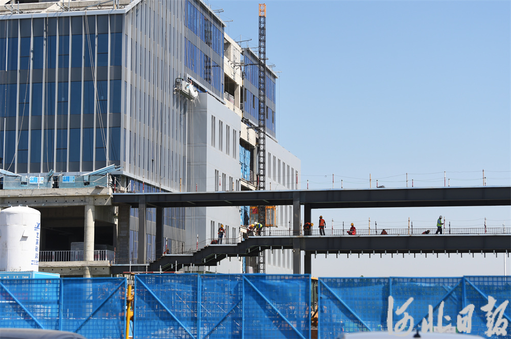 5月13日，中建安装集团有限公司工人在河北航空大兴机场运营基地项目（一期）进行连廊施工。