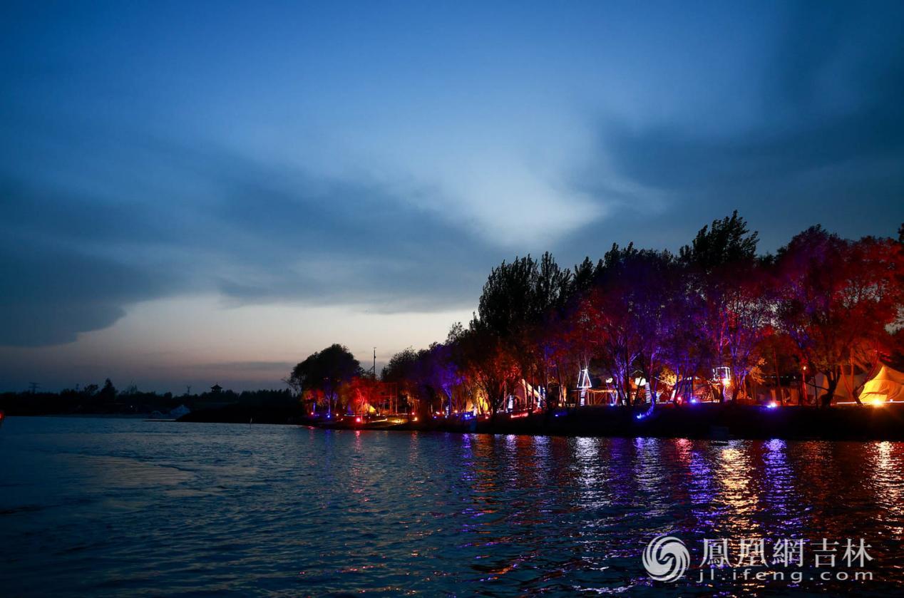 夕阳下，灯火璀璨。