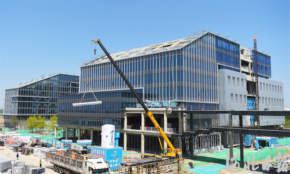 5月13日，中建安装集团有限公司工人在河北航空大兴机场运营基地项目（一期）现场施工作业。