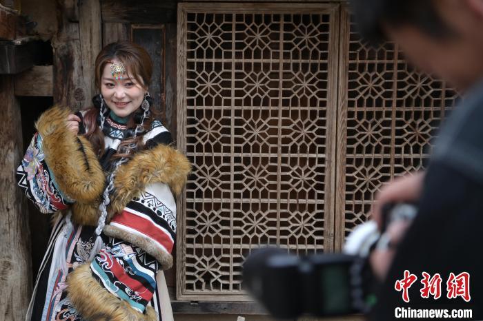 5月11日，身着藏族服饰的游客正在扎尕那景区进行旅拍。九美旦增　摄