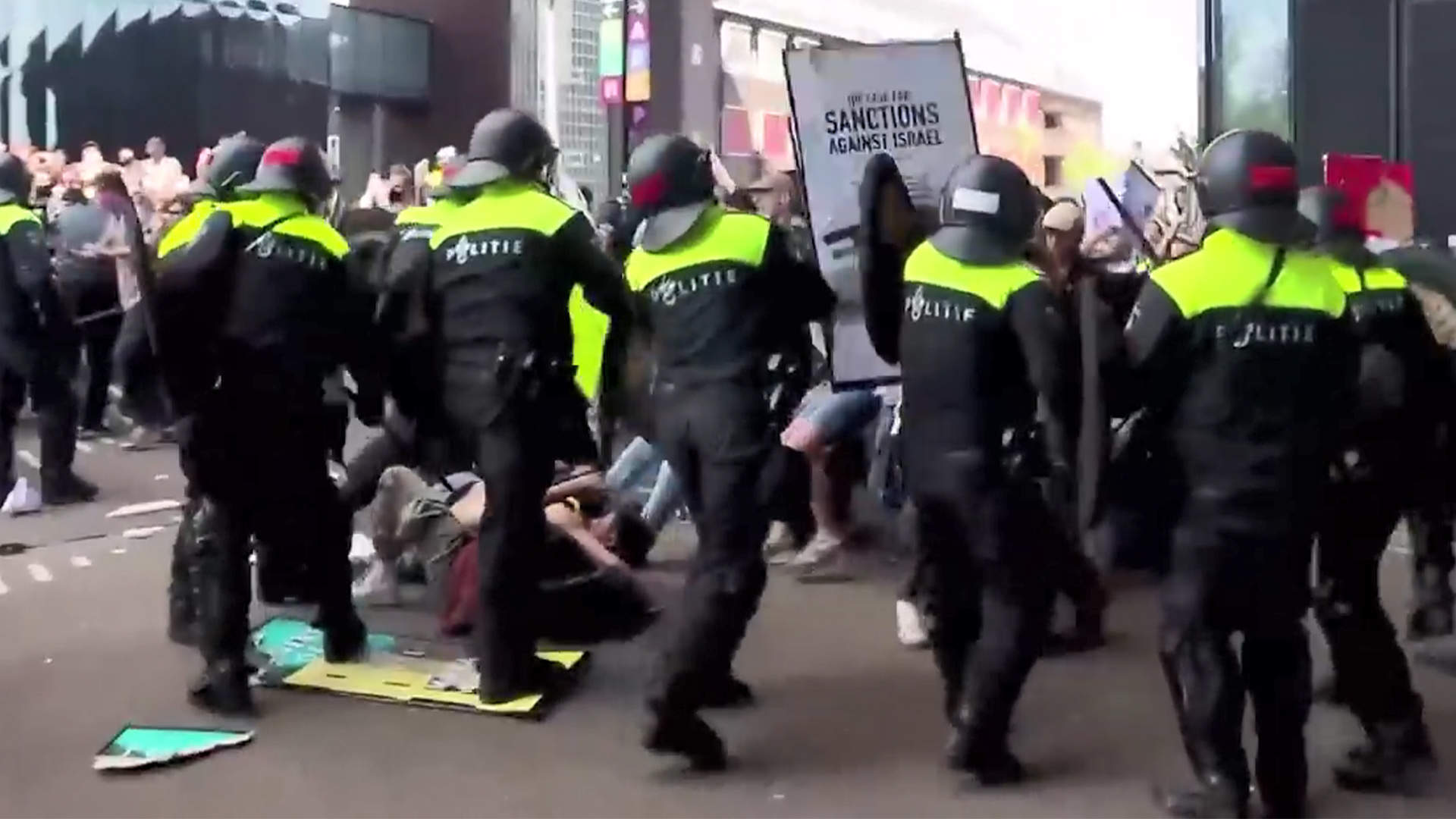 荷兰多所大学举行挺巴抗议警察持警棍暴打抗议师生