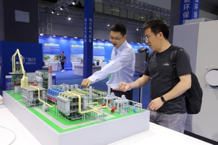 图为中冶赛迪自主研发的全球首例3R高能效低碳高炉模型亮相展会,该设备每年可减少碳排放40万吨,达到国际先进水平。记者 罗斌 摄