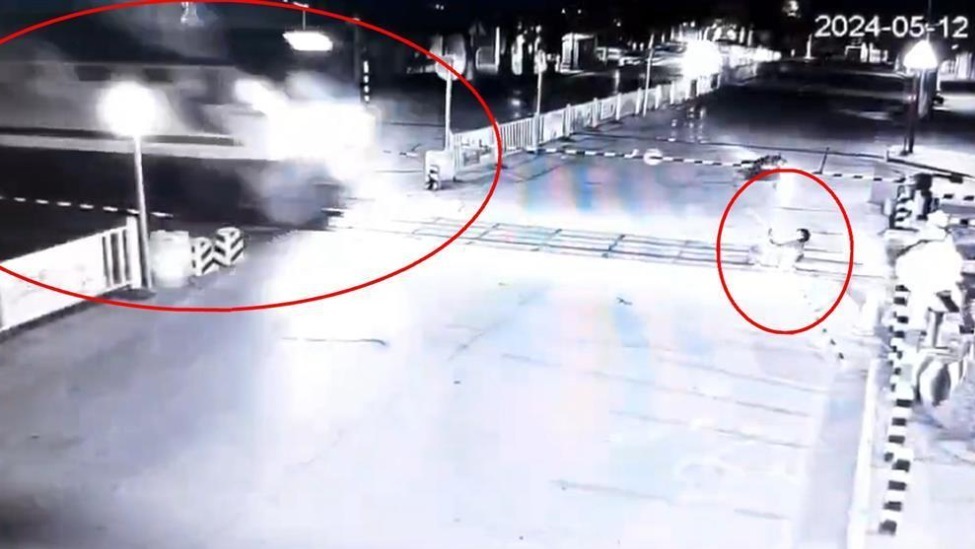 云南一男子骑摩托撞上铁路道口横杆,摔倒在铁轨上被火车撞伤_凤凰网
