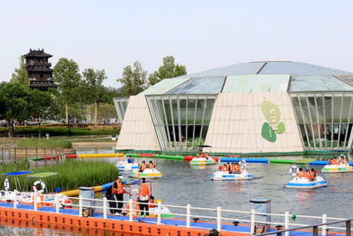 5月3日，游客在衡水园博园内乘船游玩。本组图片由河北日报记者焦磊摄