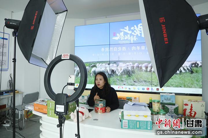 图为环县电商产业园直播带货。