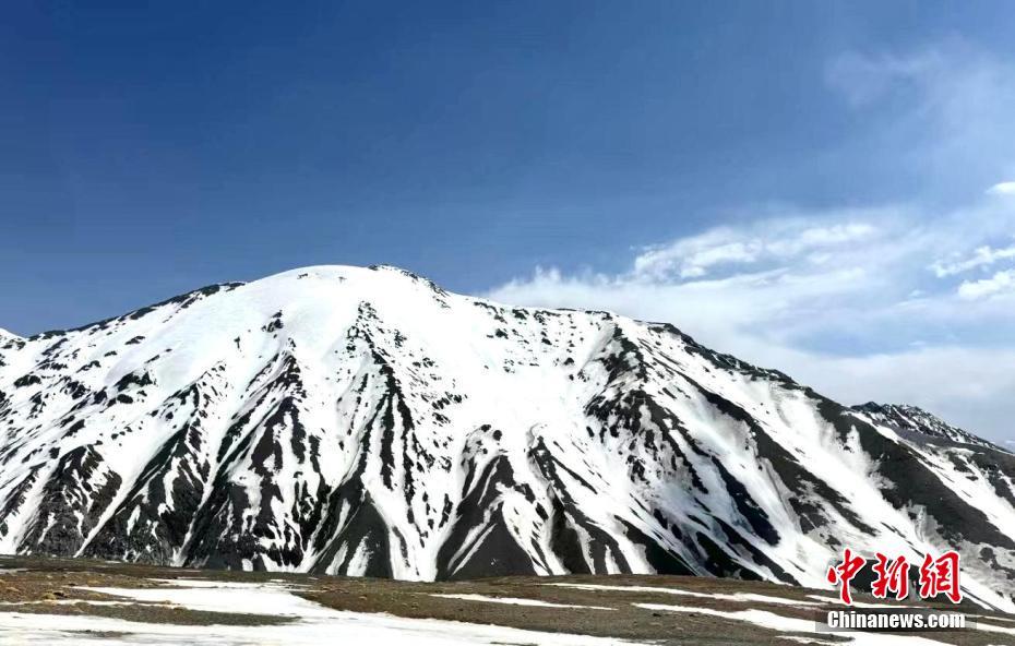 青海岗什卡雪峰白雪皑皑 银光熠熠