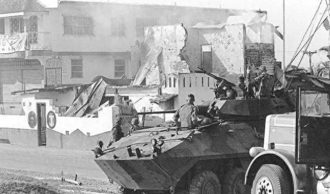 1989年12月20日,美国总统布什下令27000名美军兵分五路对巴拿马展开军事行动。巴国防军司令、政府首脑诺列加指挥巴军及准军事部队“尊严营”奋起抵抗,但终因寡不敌众,仅8个小时就失去了有组织的抵抗能力,仅15个小时美军就控制了巴军的大部分兵营。
