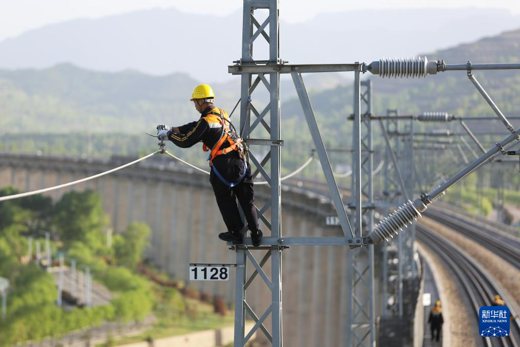 5月13日，铁路职工进行接触网设备集中修作业。新华社发（王克贤　摄）
