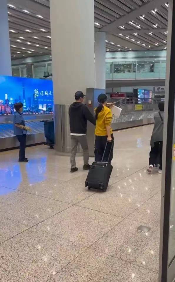 汤唯夫妇现身首都机场被偶遇 疑似回北京看望女儿