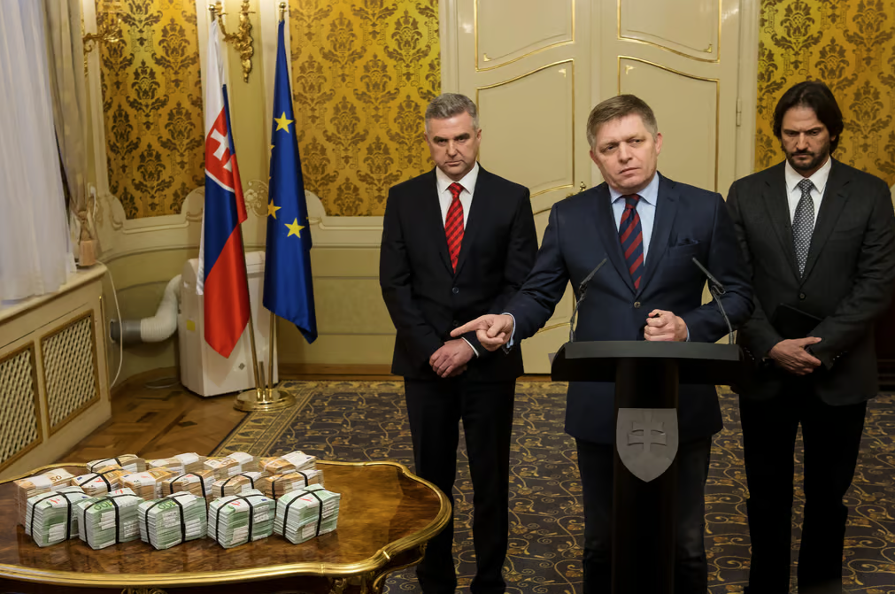 ▎2018年2月,斯洛伐克调查记者扬·库恰克被谋杀引发执政危机,菲佐在发布会上悬赏100万欧元搜集线索。当年3月他宣布辞职。图源:Politico