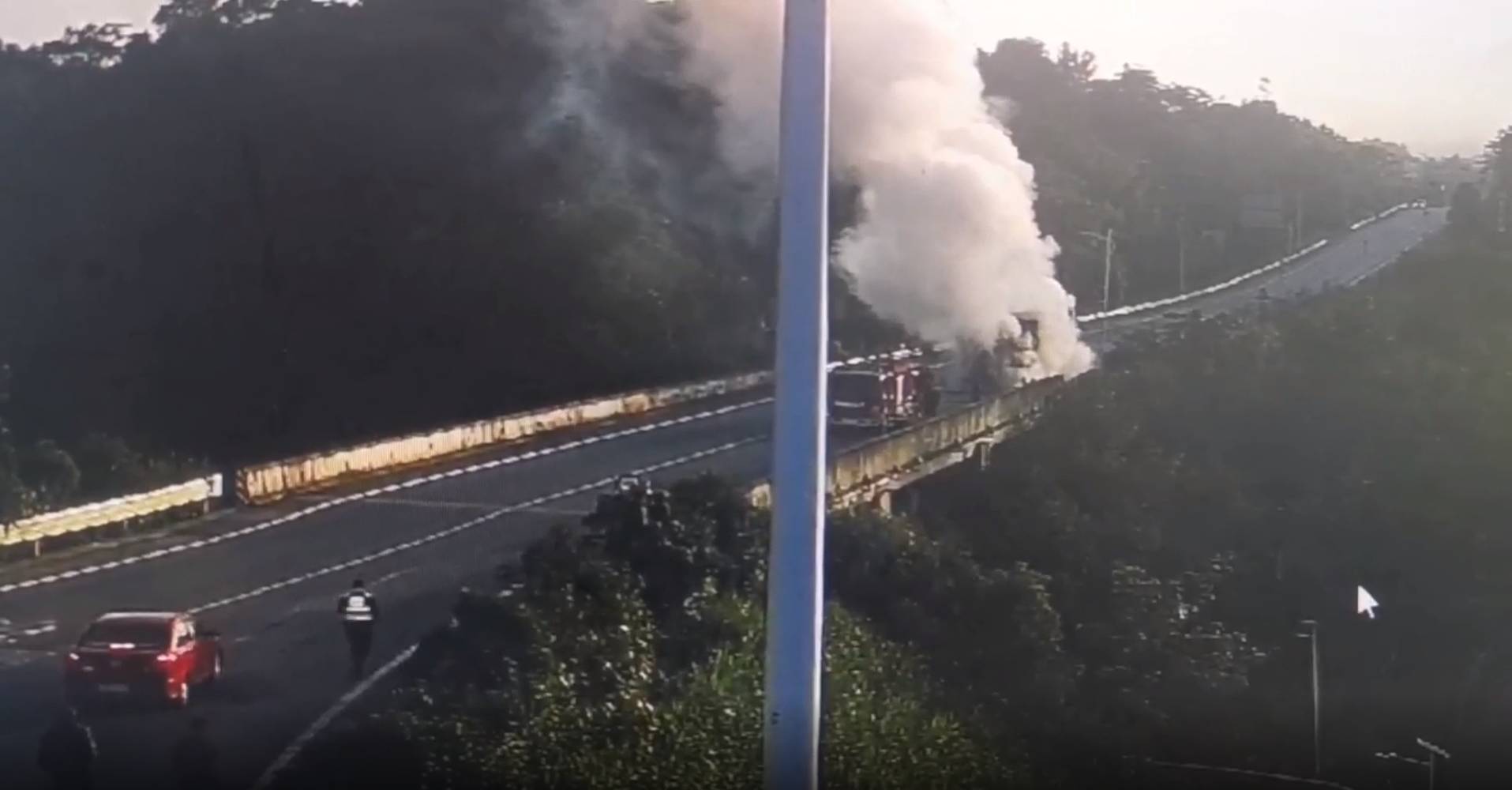 宜春高速万载西出口一货车起火 收费员变身"消防员"