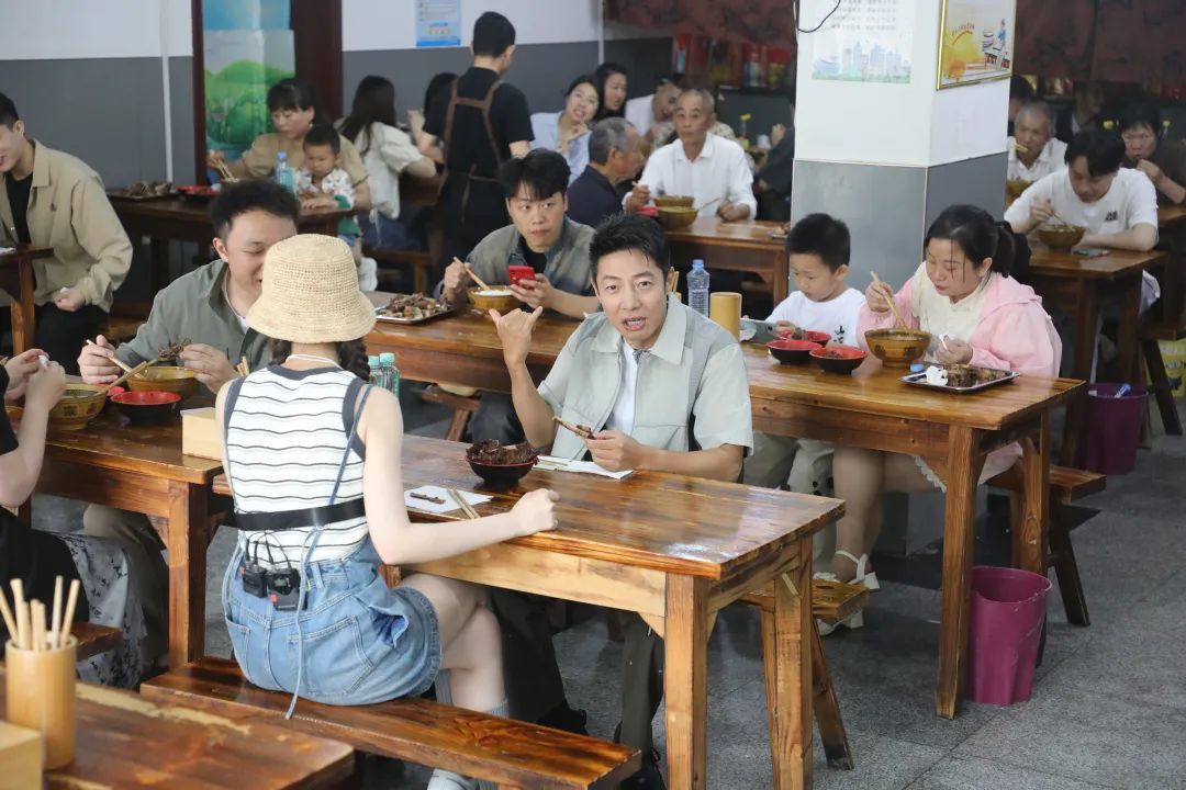 撒贝宁现身抚州“寻味”