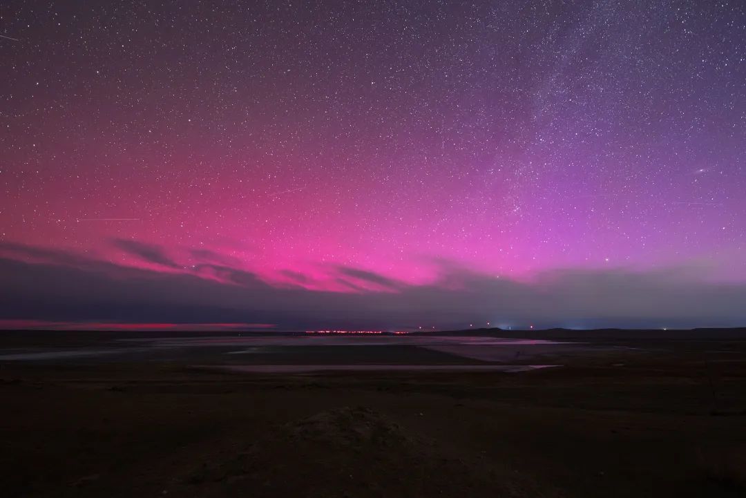 2024年5月11日凌晨，内蒙古锡林浩特市上空出现绚丽的洋红色极光。 视觉中国 图