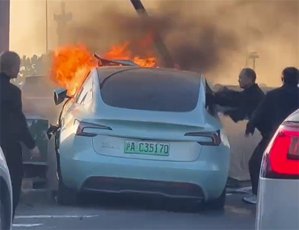 一特斯拉Model 3事故后起火燃烧:路人紧急破窗救援