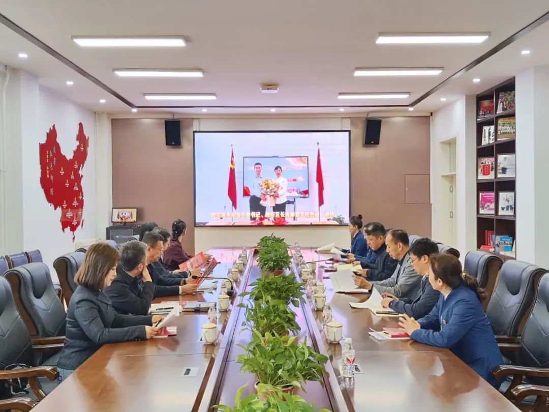 视察组实地参观十七中学的新区校园文化建设,详细了解"博爱做人,博学