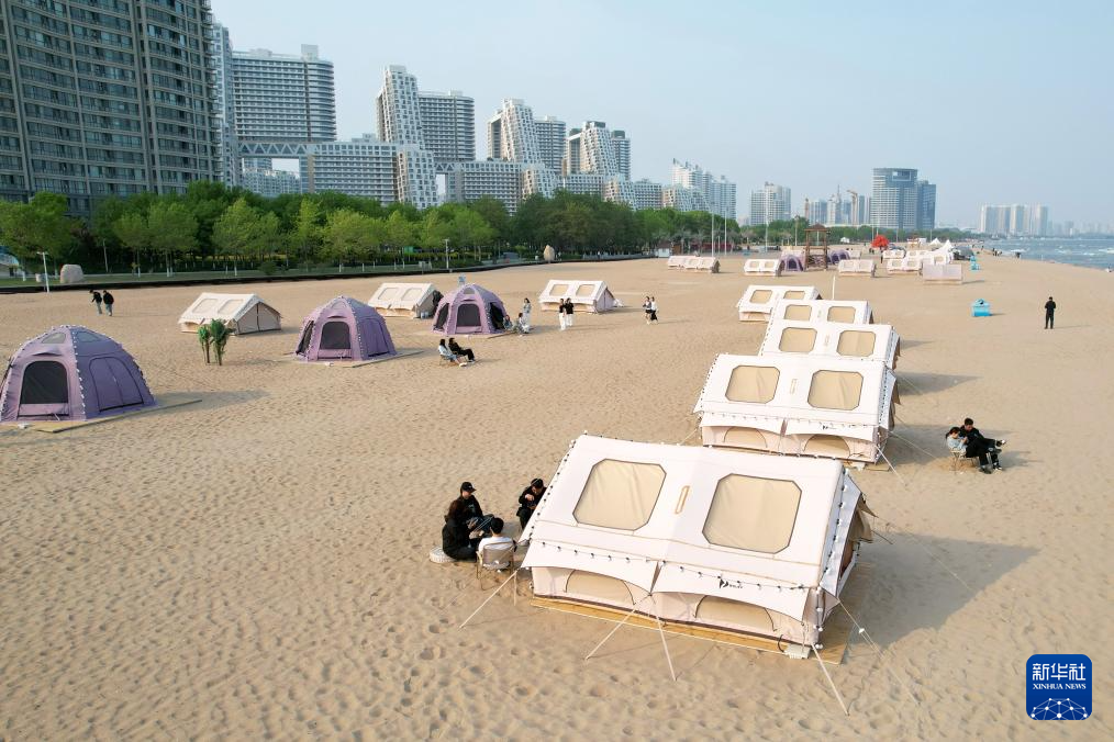 5月10日，游客在秦皇岛市金梦海湾的沙滩帐篷营地休闲（无人机照片）。