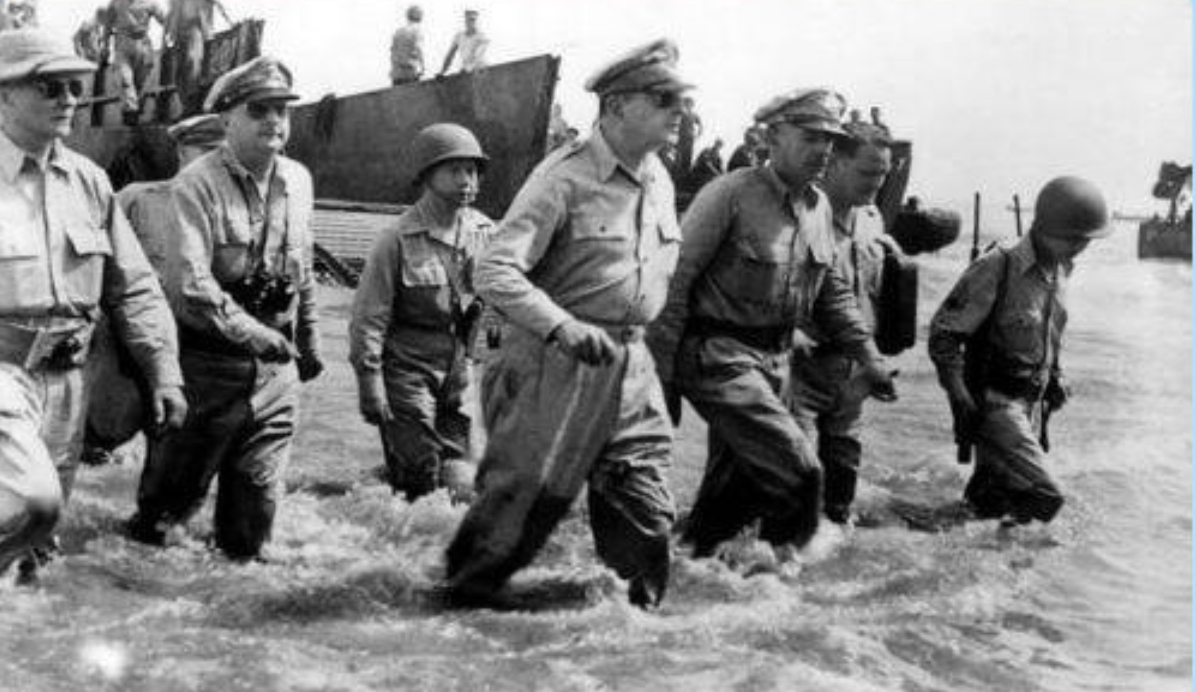 1945年2月,麦克阿瑟率美军直逼马尼拉城下。攻入城内的美军和日军展开了激烈厮杀,日军撤退过程中,对马尼拉进行了疯狂的屠杀。