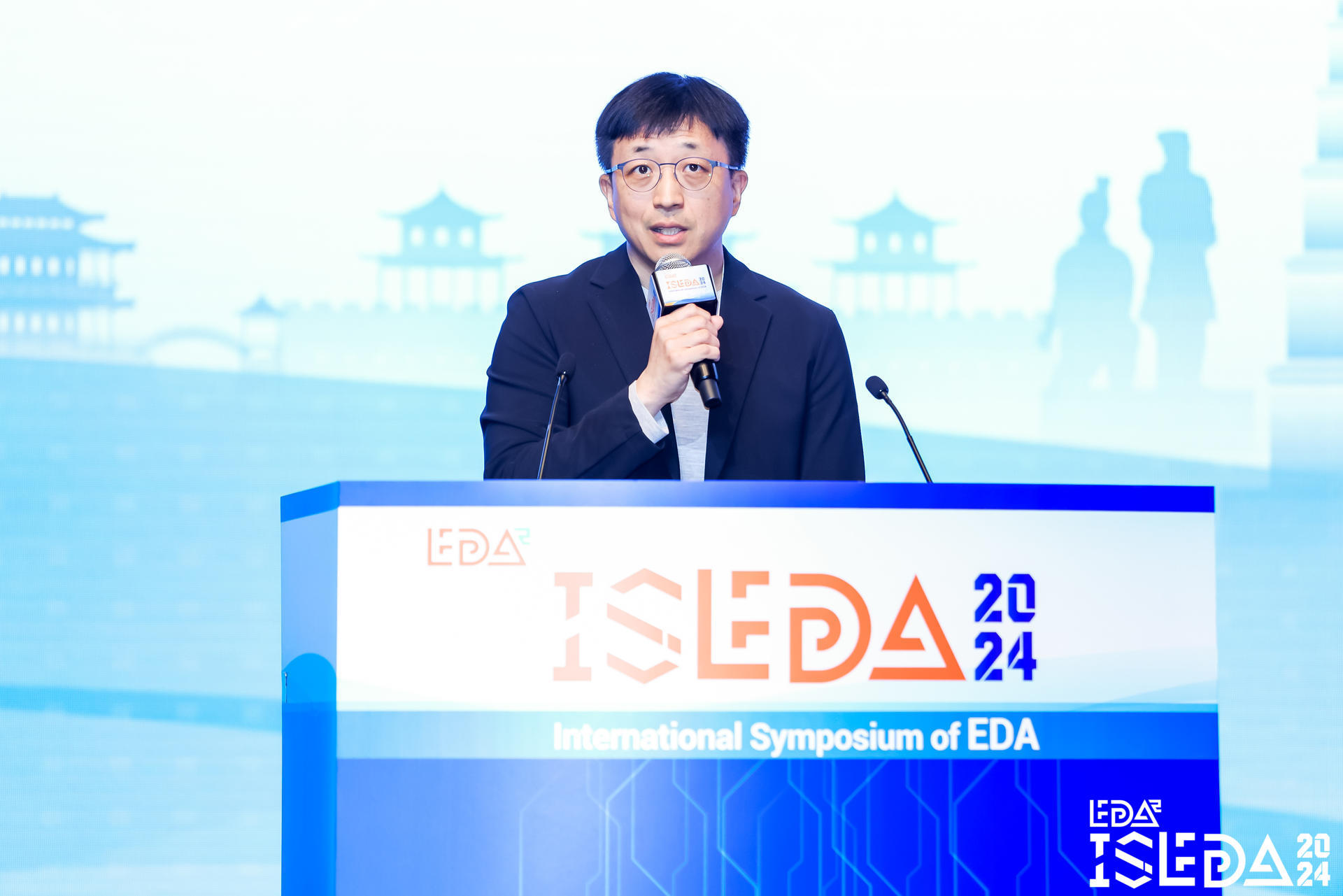 IEEE会士、日本九州工业大学教授、集成系统研究中心主任Xiaoqing Wen作大会报告