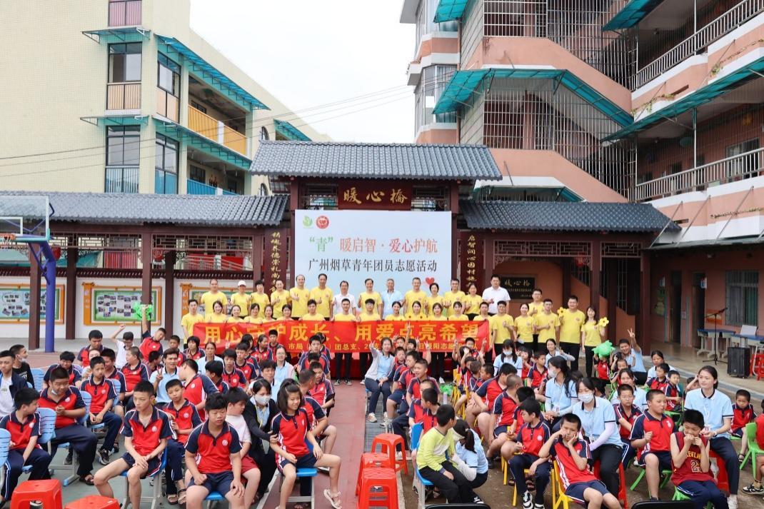 志愿者和师生合影