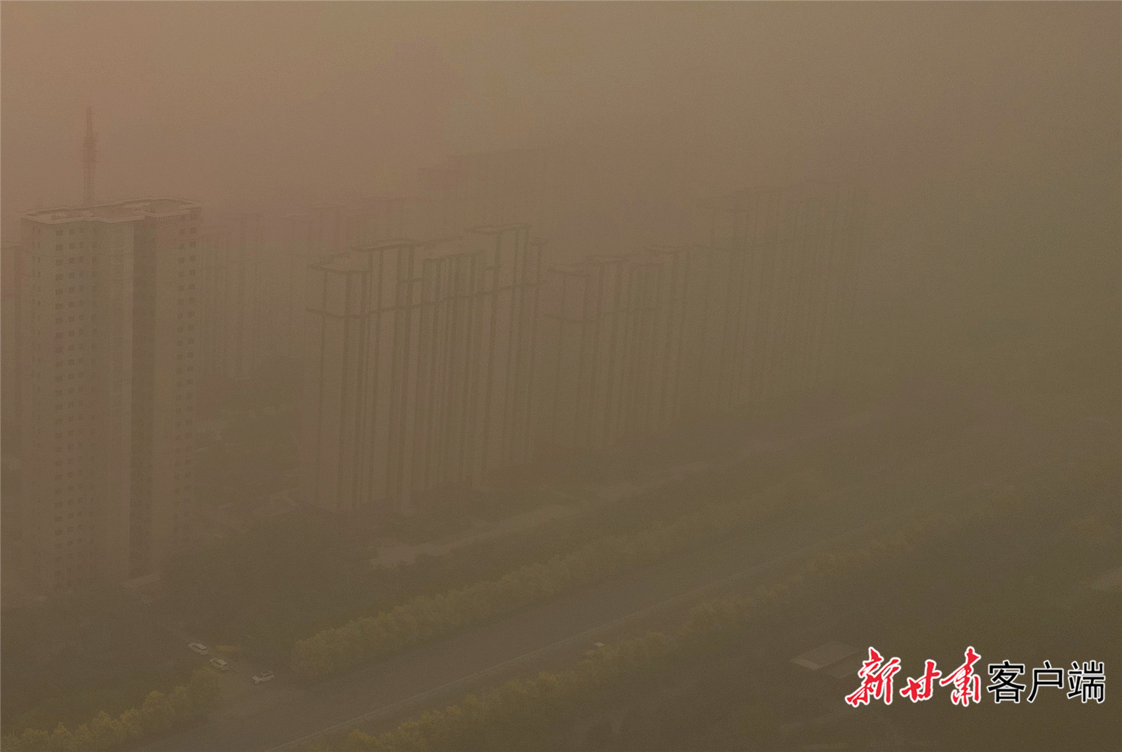 5月14日17时许，沙尘弥漫下的武威城区。新甘肃·甘肃日报记者　金奉乾　摄