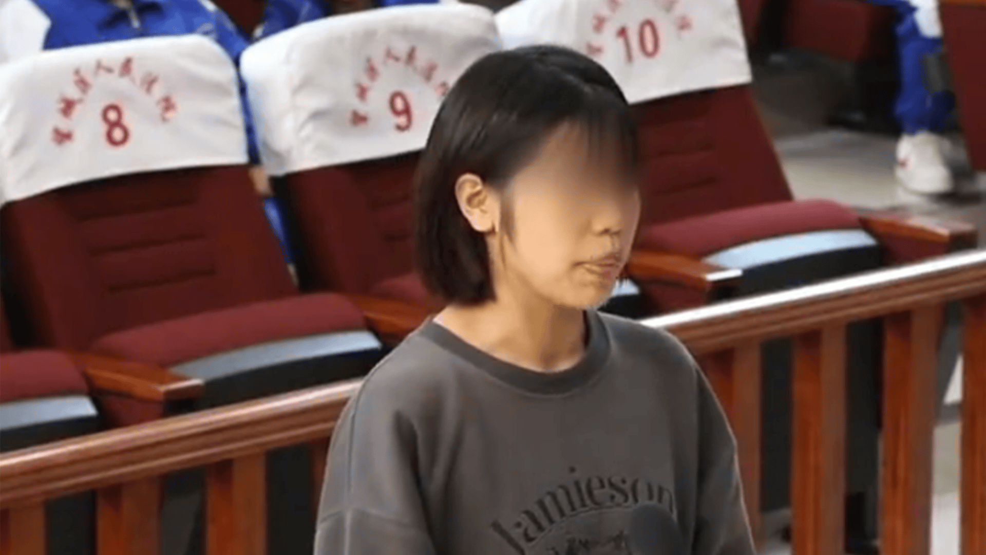 18岁女生敲诈勒索2名未成年人6000余元，被判有期徒刑一年，法院直播庭审1293万人观看