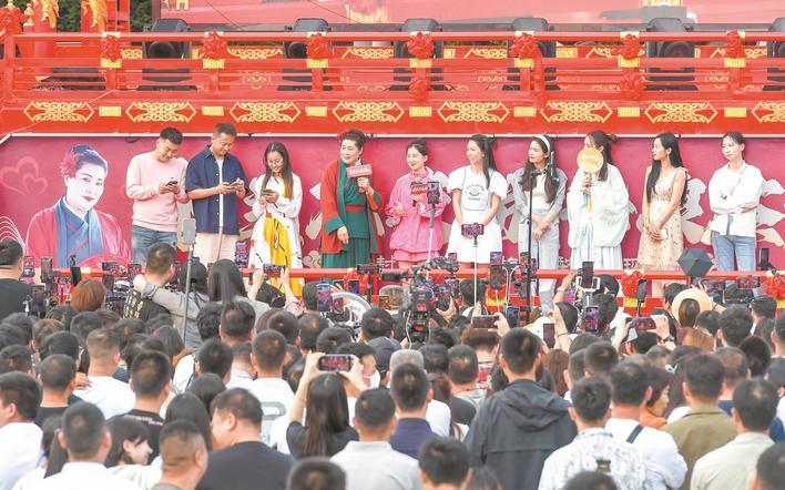 5月11日下午，武汉市黄陂区姚家集街杜堂村木兰不夜城景区热闹非凡。原来，火爆网络的河南开封万岁山&middot;大宋武侠城景区相亲栏目“王婆说媒”主持人赵梅，受邀来此主持“干娘茶馆”大型交友活动，吸引了众多单身男女参加。据了解，该活动于5月11日至14日每天下午5时举行。楚天都市报极目新闻记者黄士峰摄