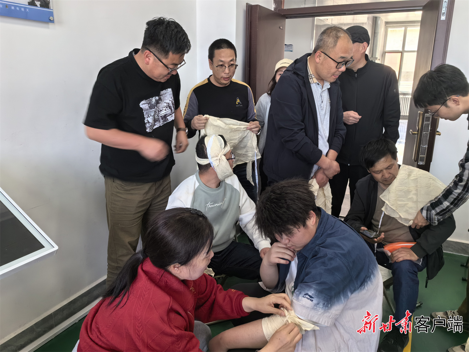 组员们正在相互练习伤口包扎