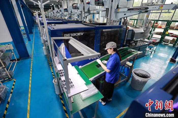 5月16日,在河北省邯郸市邯山区金大智能科技项目生产线上,10余台机器正在生产机器人产品零部件。 李昊 摄