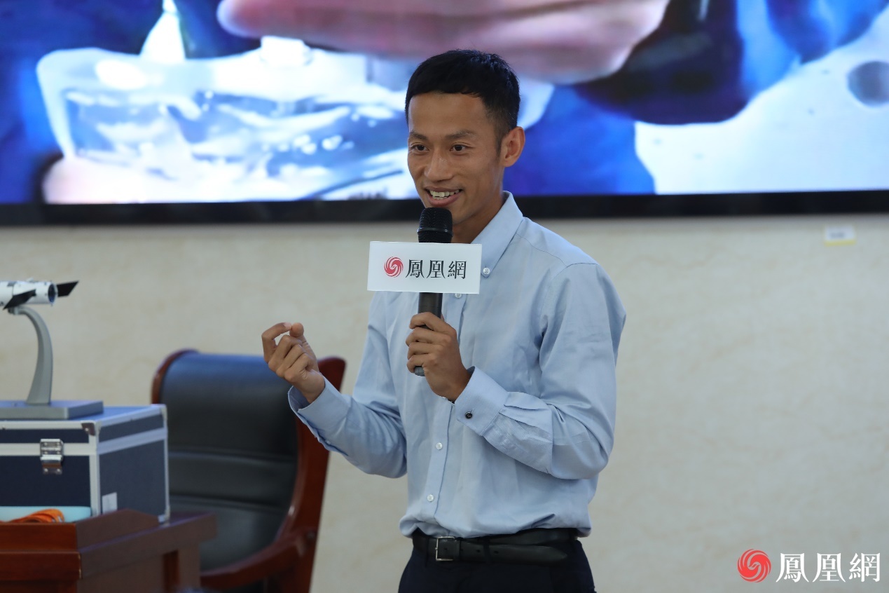 志愿者胡杨在为孩子们进行“航空航天科学知识”主题分享