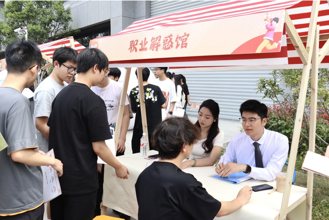 这个市集不一般！这所高校把招聘市集摆到“家门口”